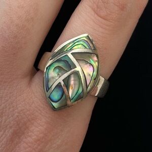 Gorgeous sterling silver mother of pearl ring. Size 8.5